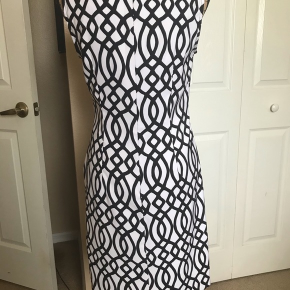 ๐ SOLD ๐ Basic black/white geometric shape dress - Picture 2 of 3